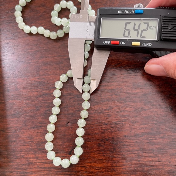 Natural green aventurine 6.5 mm hand knotted bead necklace - Picture 4 of 6